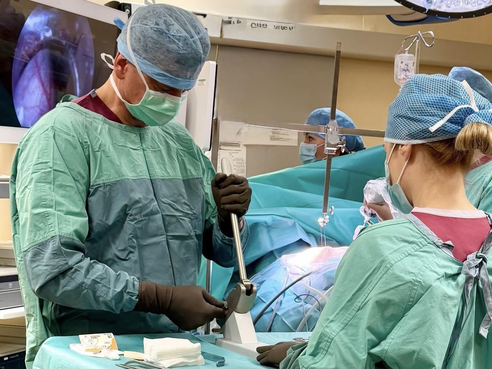 Dr. hab. n. med. Sławomir Zacha - podczas operacji